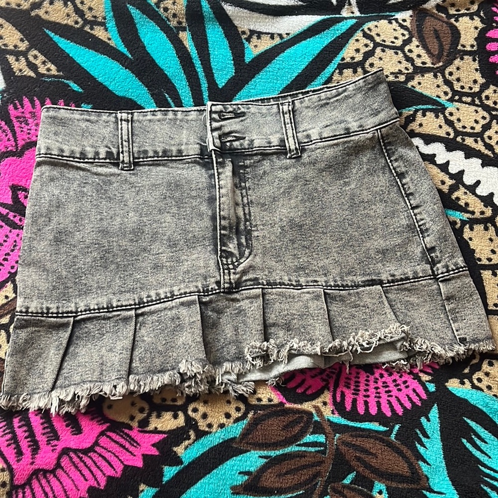 I’m selling my black mini skirt from shein I got it in a size 27